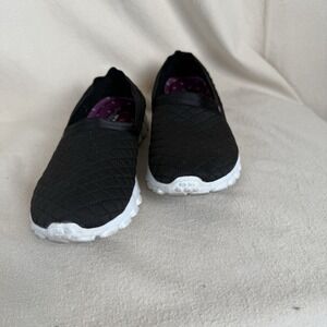 Skechers Women's Size 7 Black  Quilted Slip Ons Lightweight 22665